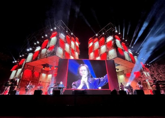 Nusabali.com - konser-chrisye-live-oleh-erwin-gutawa-perpaduan-nostalgia-dan-teknologi-di-mega-festival-indonesia-bertutur-2024