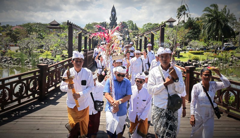 www.nusabali.com-bupati-tamba-ikuti-prosesi-ngebeji-serangkaian-pujawali-di-pura-jagatnatha