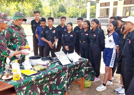 Nusabali.com - personel-yonif-741garuda-nusantara-gelar-pelatihan-membuat-kue-beppa-janda