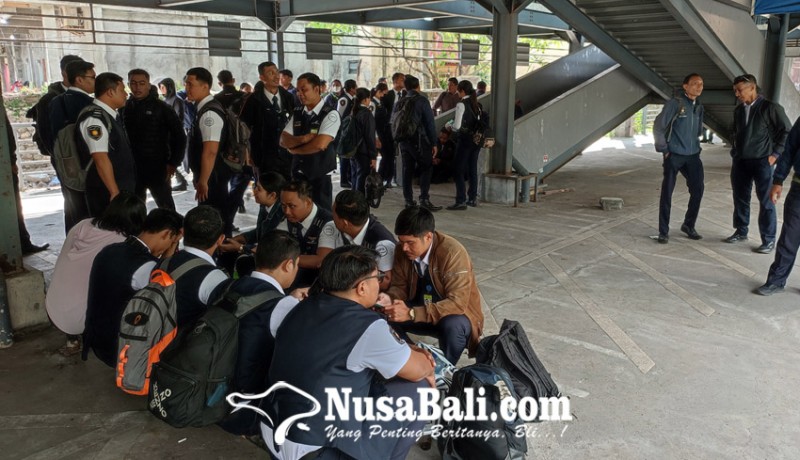 www.nusabali.com-ratusan-pekerja-di-bandara-ngurah-rai-mogok-kerja