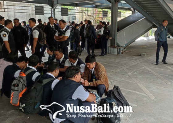 Nusabali.com - ratusan-pekerja-di-bandara-ngurah-rai-mogok-kerja