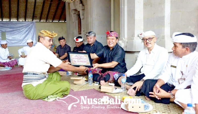 www.nusabali.com-dukung-pelaksanaan-ngaben-massal-bupati-serahkan-bantuan-upasaksi-ngaben