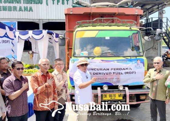 Nusabali.com - perdana-12-ton-rdf-dari-tpa-peh-dikirim-ke-tuban-jatim