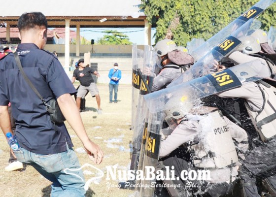 Nusabali.com - personel-polres-buleleng-simulasi-tangani-kerusuhan-massa-pilkada