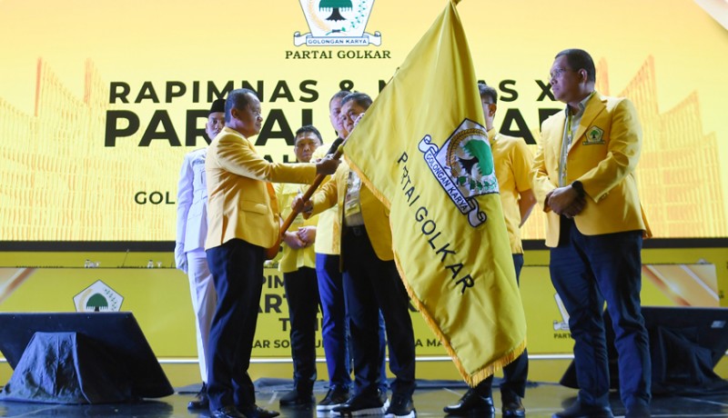 www.nusabali.com-tutup-munas-golkar-jokowi-pakai-baju-kuning