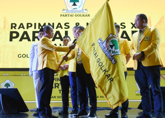 Nusabali.com - tutup-munas-golkar-jokowi-pakai-baju-kuning