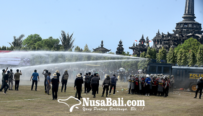 www.nusabali.com-dalam-simulasi-sispamkota-polda-bali-kantor-kpu-bali-diteror-bom