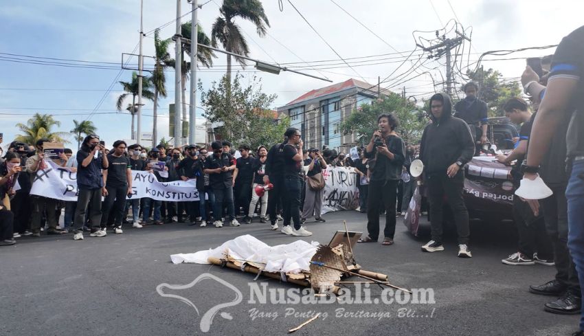 www.nusabali.com-mahasiswa-unud-unjuk-rasa-berpakaian-hitam-bawa-keranda-dan-baleganjur-protes-ke-presiden-jokowi