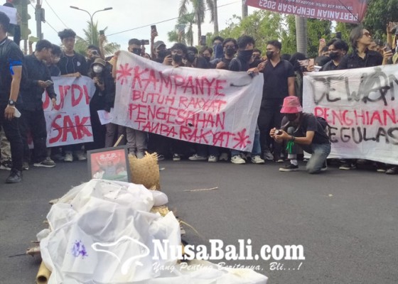 Nusabali.com - mahasiswa-di-bali-turun-ke-jalan-kawal-putusan-mk