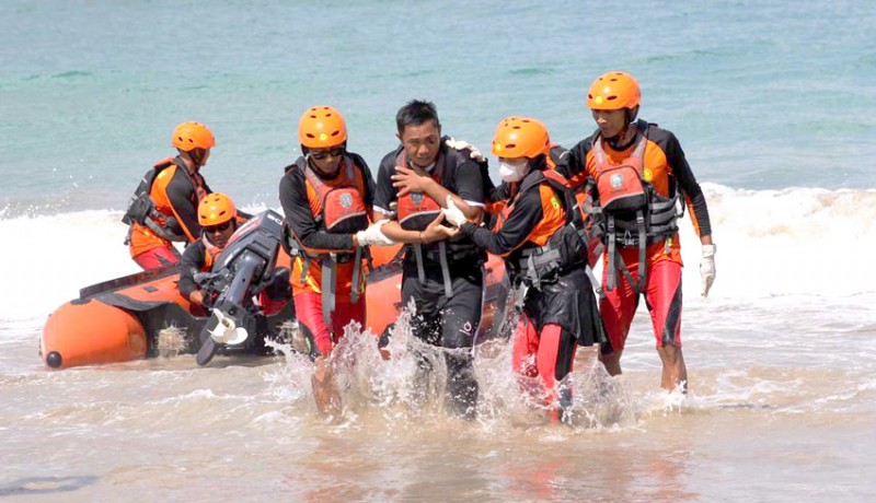 www.nusabali.com-basarnas-bali-gelar-latihan-sar-di-pantai-kelan