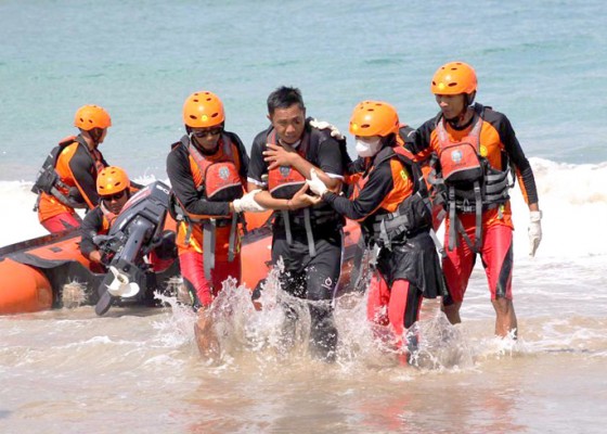 Nusabali.com - basarnas-bali-gelar-latihan-sar-di-pantai-kelan