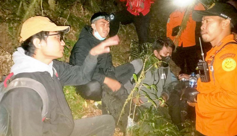 www.nusabali.com-4-mahasiswa-tersesat-di-gunung-batukaru