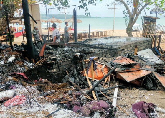 Nusabali.com - gudang-bean-bag-di-pantai-kedonganan-terbakar