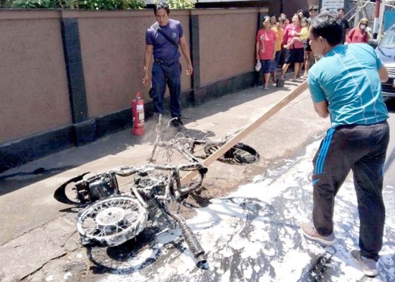 Nusabali.com - motor-terbakar-di-tengah-jalan-raya