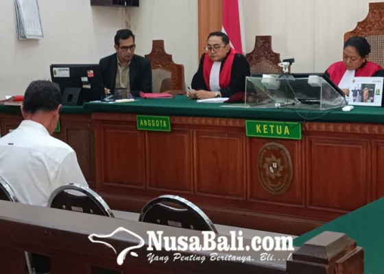 Nusabali.com - bule-chili-dituntut-16-bulan-bui-pukul-petugas-bea-cukai