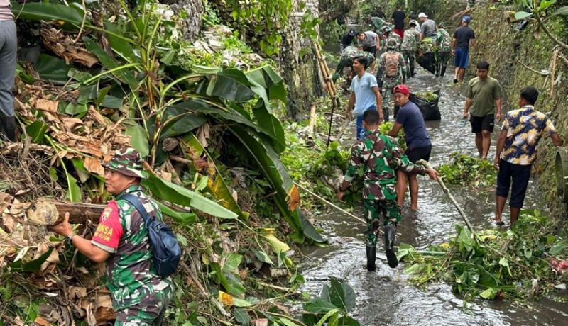 www.nusabali.com-tentara-babat-semak-belukar