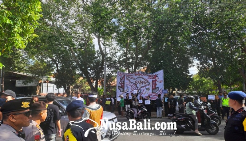 www.nusabali.com-pendaftaran-pilgub-bali-disambut-demo-mahasiswa