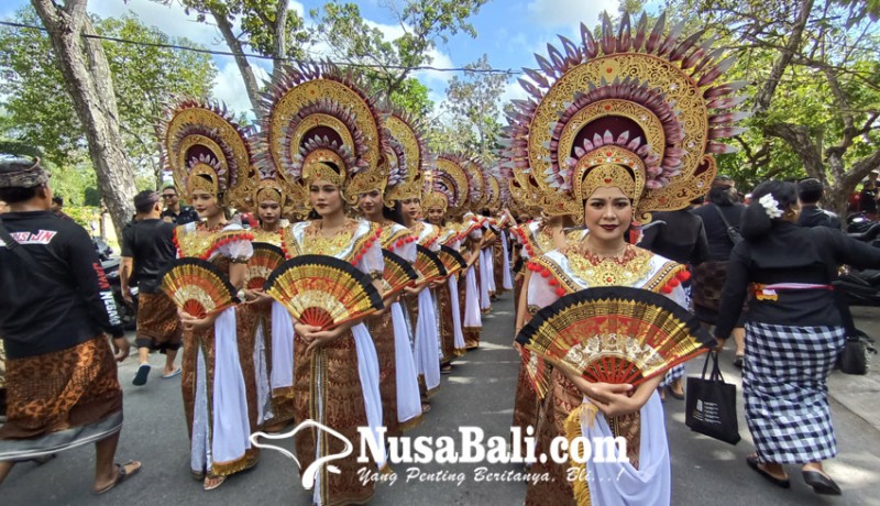 www.nusabali.com-jaya-wibawa-daftar-ke-kpu-diiringi-ratusan-seniman-dengan-parade-budaya