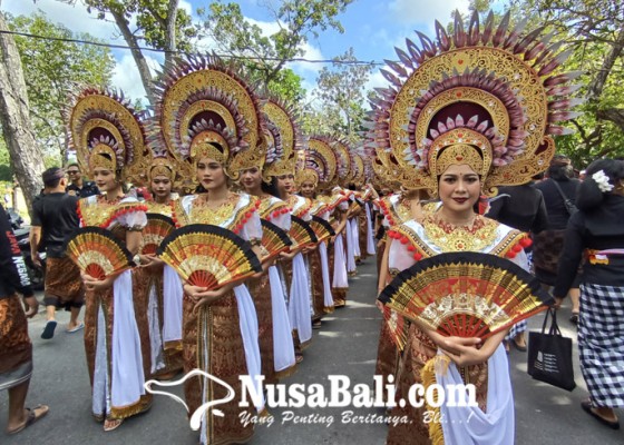 Nusabali.com - jaya-wibawa-daftar-ke-kpu-diiringi-ratusan-seniman-dengan-parade-budaya