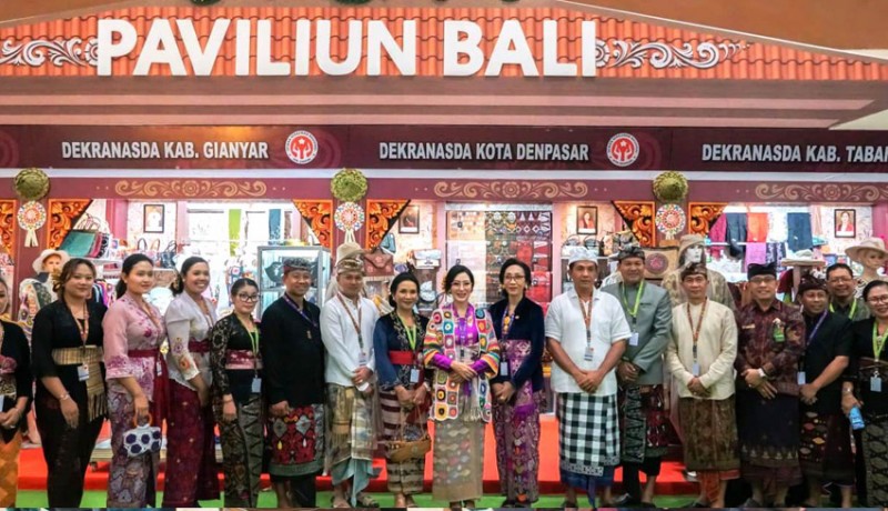 www.nusabali.com-ny-ida-mahendra-jaya-dampingi-perajin-bali-di-pameran-kriyanusa-2024