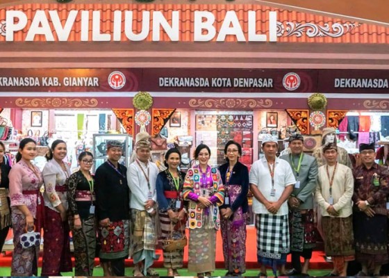 Nusabali.com - ny-ida-mahendra-jaya-dampingi-perajin-bali-di-pameran-kriyanusa-2024