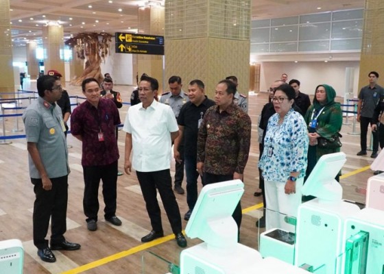 Nusabali.com - menkumham-cek-layanan-imigrasi-bandara-ngurah-rai