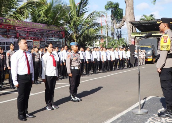 Nusabali.com - anggota-polres-badung-naik-pangkat-jadi-perwira-jelang-pensiun