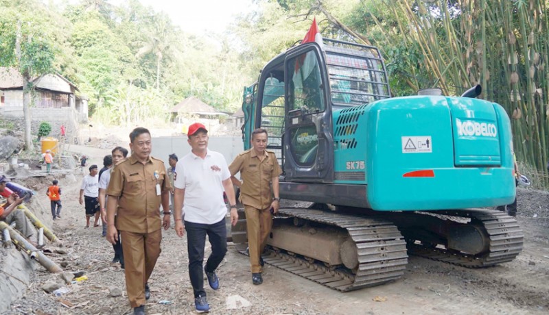 www.nusabali.com-bupati-gede-dana-cek-proyek-jembatan-di-seraya-tengah