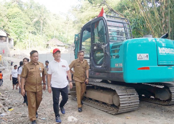 Nusabali.com - bupati-gede-dana-cek-proyek-jembatan-di-seraya-tengah