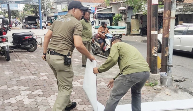 www.nusabali.com-satpol-pp-denpasar-gelar-razia-tindak-pkl-hingga-turunkan-baliho