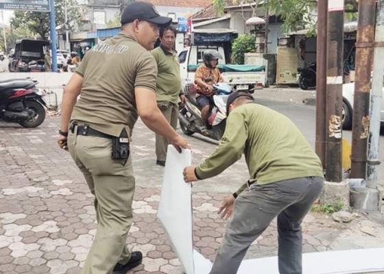 Nusabali.com - satpol-pp-denpasar-gelar-razia-tindak-pkl-hingga-turunkan-baliho