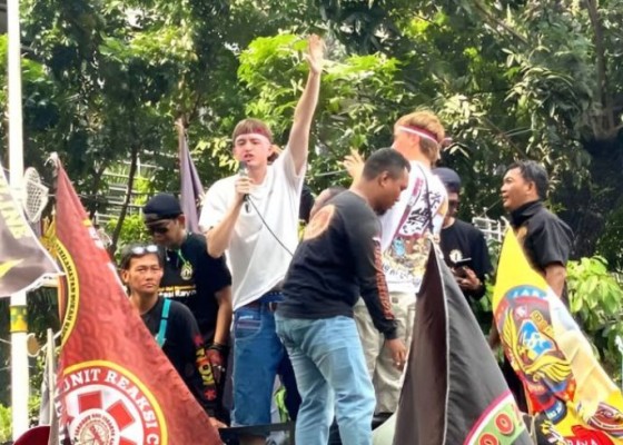 Nusabali.com - ikut-orasi-saat-demo-ojol-dua-warga-inggris-dideportasi