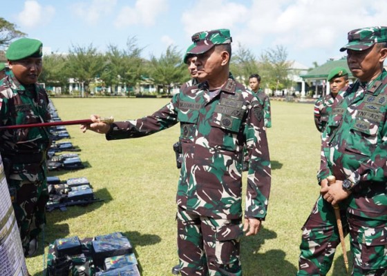 Nusabali.com - pangdam-cek-personel-yang-ditugaskan-jaga-perbatasan-timor-leste