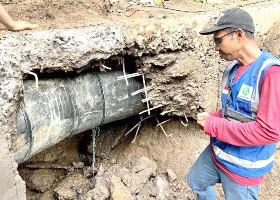 Nusabali.com - gangguan-layanan-air-bersih-di-5-kecamatan-warga-perumnas-mandi-di-sungai