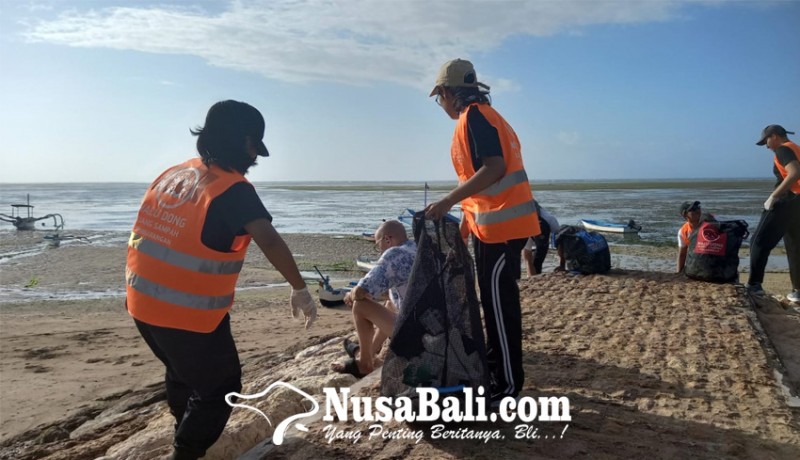 www.nusabali.com-bungkus-lumpia-dominasi-sampah-di-pantai-mertasari