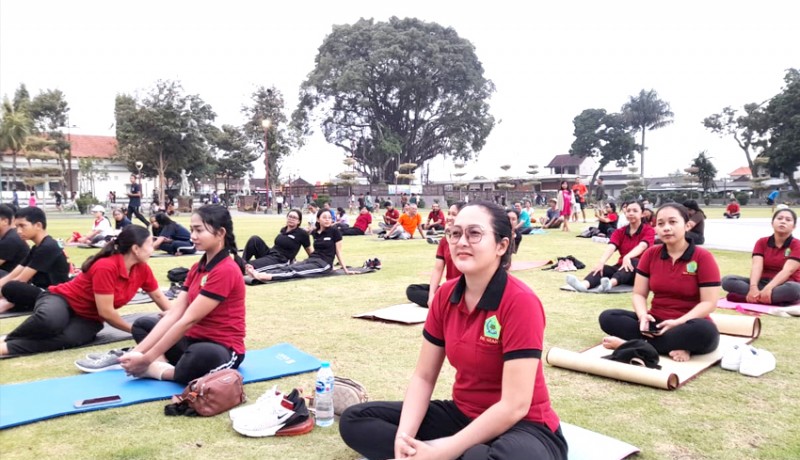 www.nusabali.com-kemenag-dan-aphb-yoga-serentak-di-alun-alun-gianyar