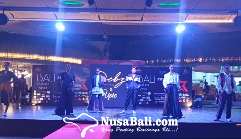 www.nusabali.com-tenun-bomba-sulawesi-tengah-mewarnai-fashion-show-peringatan-hari-tenun-nasional-di-bali