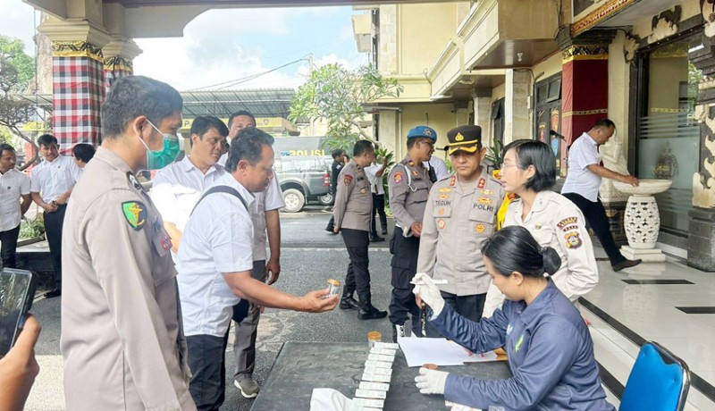 www.nusabali.com-usai-apel-puluhan-personel-polres-badung-dicek-urine