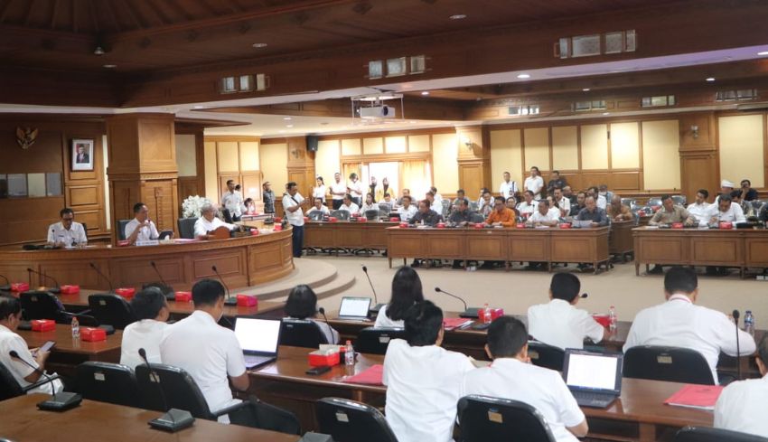 www.nusabali.com-pj-sekda-surya-suamba-hadiri-rapat-kerja-dengan-tim-banggar-dprd-badung