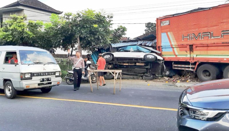 www.nusabali.com-rem-blong-truk-tabrak-mobil-dan-2-warung