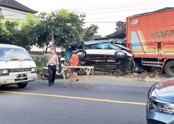 Nusabali.com - rem-blong-truk-tabrak-mobil-dan-2-warung