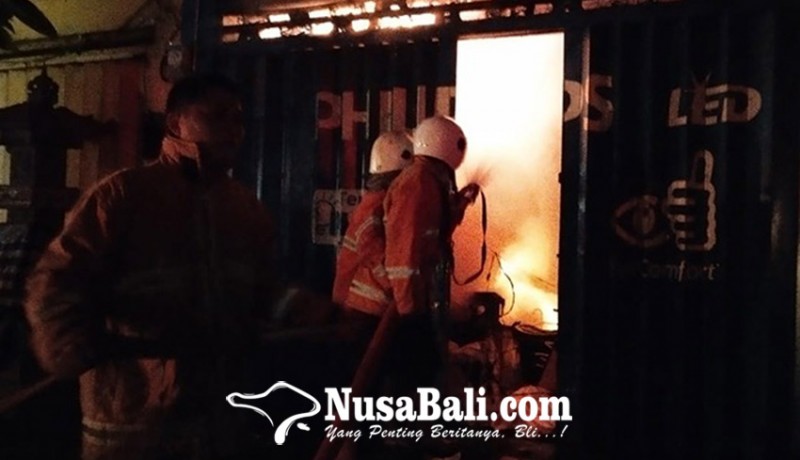 www.nusabali.com-dipicu-percikan-api-dupa-toko-listrik-di-pasar-anyar-terbakar