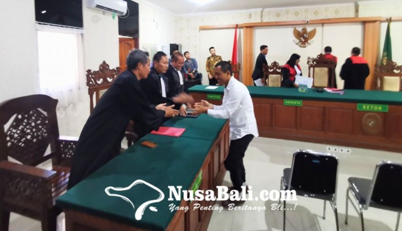 www.nusabali.com-happy-ending-jaksa-tuntut-bebas-nyoman-sukena-si-pemelihara-landak-jawa