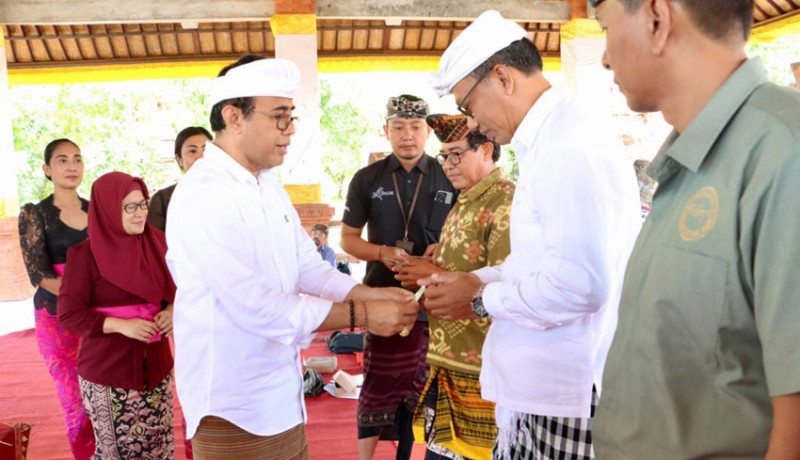 www.nusabali.com-jaya-negara-serahkan-kartu-bpjs-ketenagakerjaan-bagi-kelian-adat-se-denpasar-utara-dan-barat