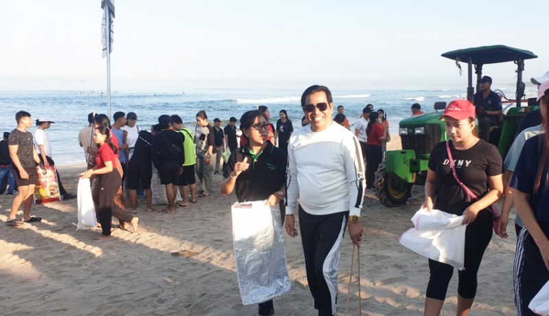 www.nusabali.com-turun-bersama-insan-pariwisata-bersihkan-pantai-legian-suyadinata-janjikan-peningkatan-ums-di-badung