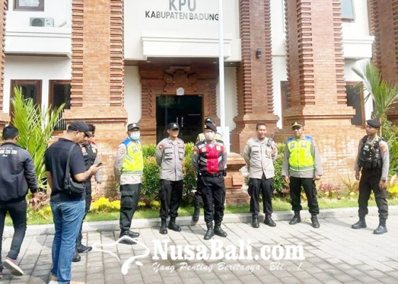 Nusabali.com - kantor-kpu-dan-bawaslu-badung-dijaga-ketat