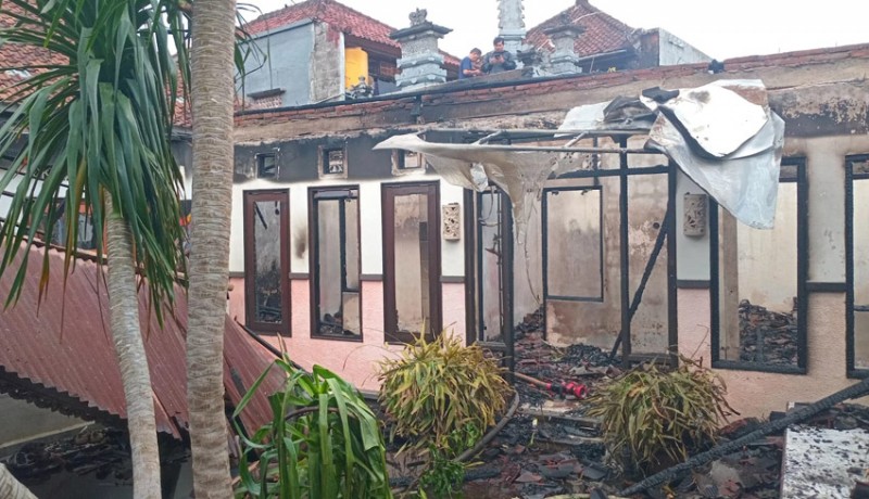 www.nusabali.com-diawali-mati-listrik-rumah-mewah-hangus-terbakar