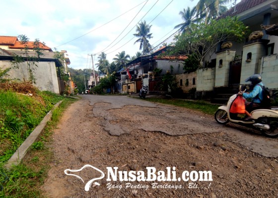 Nusabali.com - akses-jalan-menuju-rumah-deret-rusak-parah