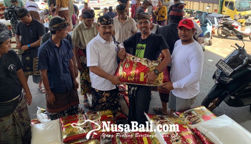 www.nusabali.com-desa-adat-pecatu-bagikan-70-ton-beras