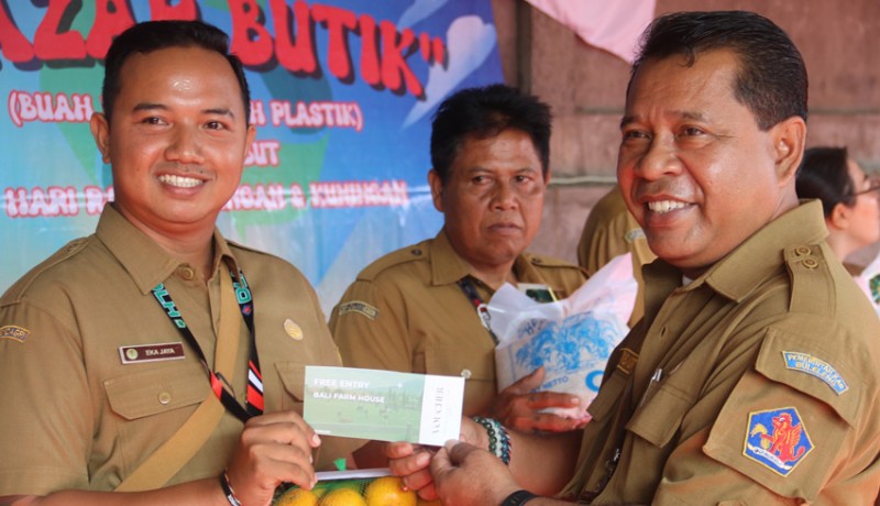 www.nusabali.com-rajin-menabung-sampah-plastik-dlh-bagi-bagi-buah-dan-beras